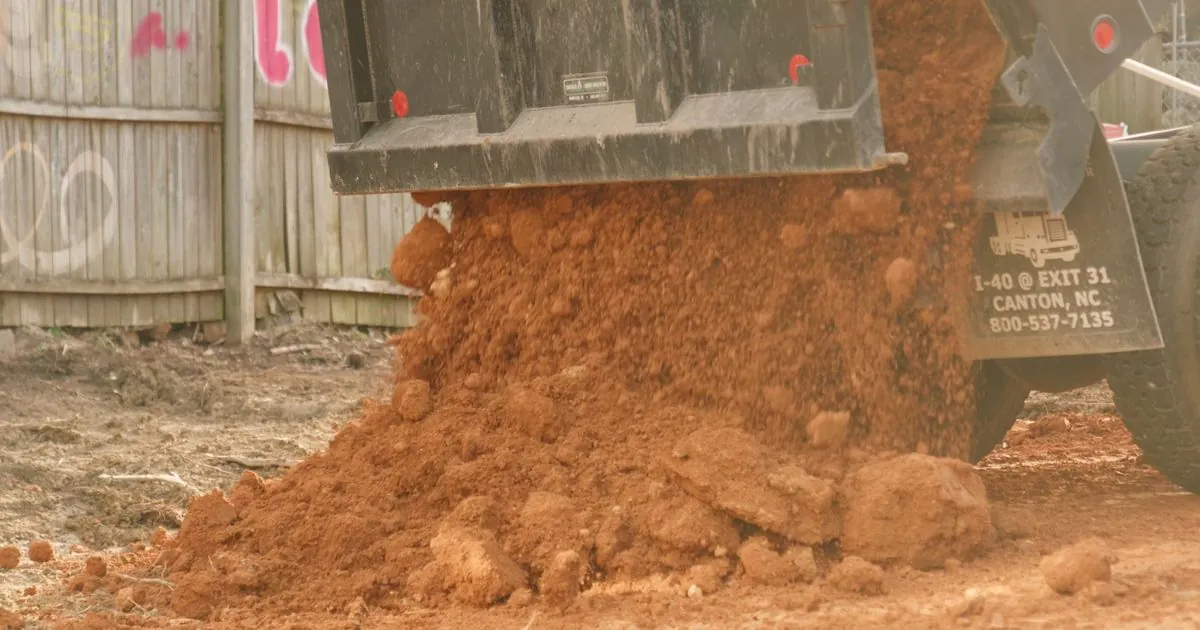 Camion benne qui décharge du sable sur un chantier